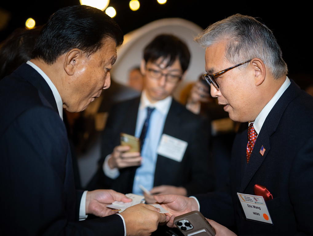 副总裁Eric Wang代表j9国际集团集团接待了日本経済再生担任大臣
