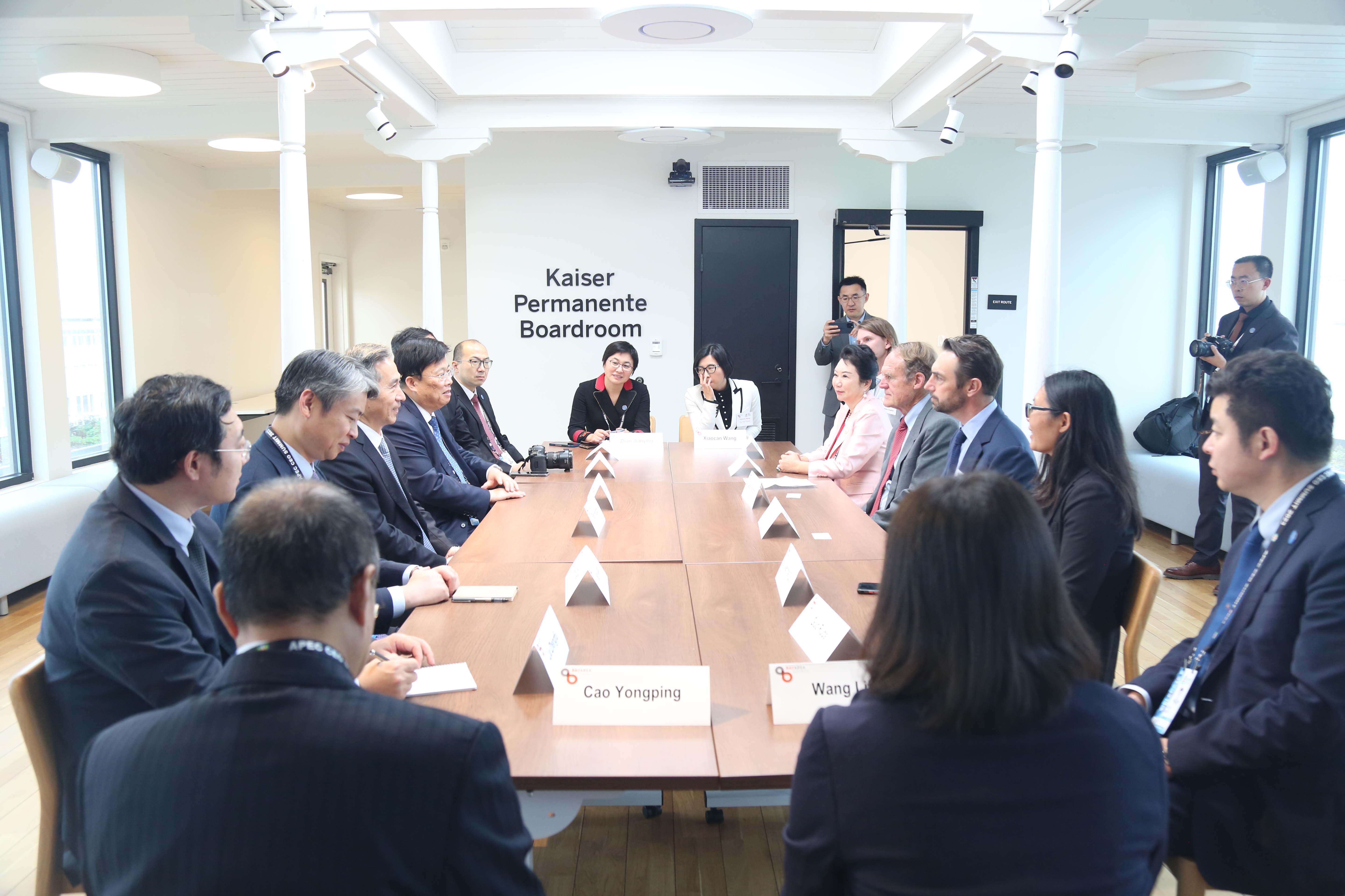j9国际集团集团董事局李俐与中国贸促会会长任鸿斌互换